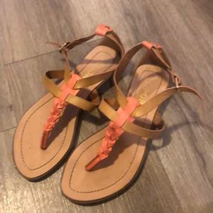 Report flat sandals size 6.